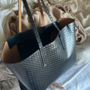 Stor handväska - Säljer denna stora väskan som är super rymlig, den har lite smink fläckar men dem borde gå bort men därav det billiga priset!