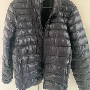 Ralph lauren dunjacka - Hej, säljer nu min Ralph lauren dunjacka i storlek S men den sitter som en M. Perfekt nu inför en kyligare höst. Tveka inte på att skriva för fler bilder osv😁