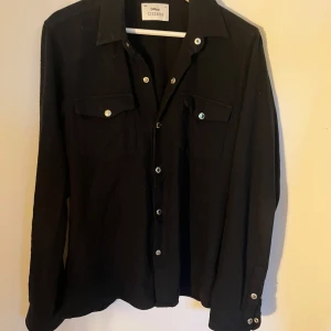 Svart overshirt - Snygg svart overshirt från cizere i stl M, i bra skick!