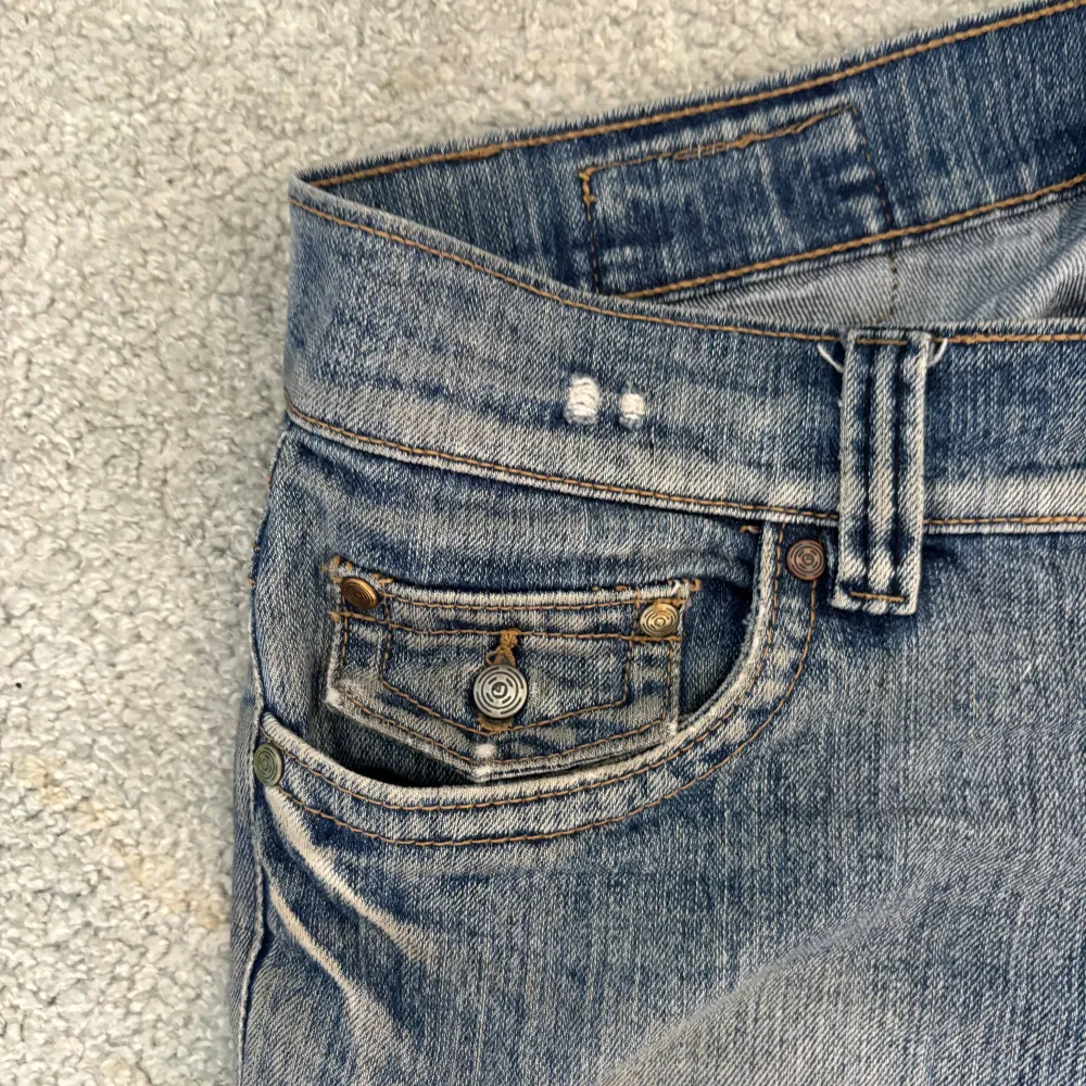 Säljer dessa as coola Jeans som jag köpte second hand. Dem är lite slitna men mest längst ner på dem. Sitter lite löst på mig i midjan som har 28 så skulle tro att storleken är typ 30. Det står L men det kan variera mellan Jeans hur stort det är. . Jeans & Byxor.