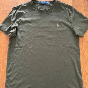 Polo Ralph Lauren T-Shirt - Jättefin Ralph Lauren T-shirt i storlek M, Nyskick! Gjort av soft cotton, Skicka PM vid fler frågor eller prisförslag! QR-Koden i nacken är avklippt(bild 4) Mhv Wiikens Resell