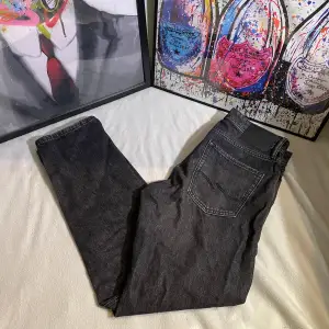 Säljer nu dessa Jack and Jones jeans då jag inte använder dom längre, storlek: 31/34, kom dm vid minsta fråga eller fundering så svarar jag så fort som möjligt och skicka gärna bud med vid intresse!