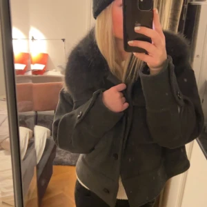 meotine jacka  - säljer min fina meotine jacka i modellen charlie,  färgen grå!! köpt förra hösten och sparsamt använd, nypris 3500❤️