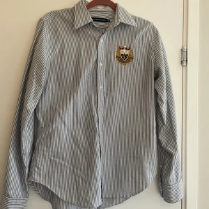 Ralph lauren sport skjorta  - Jag säljer denna skjorta då jag har för mycket kläder och behöver rensa ut. Den är i bra skick och har inga defekter eller liknande. (kontakta för fler frågor💗)(priset kan diskuteras)
