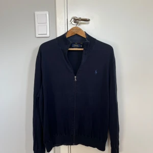 Ralph Lauren full zip - Köpte den begagnad men passade mig inte i storleken så aldrig använd, L/XL i storleken även fast det står XXL. Bra kvalitet och fin färg. 