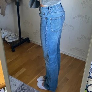 Jeans ZARA - De populära jeansen från Zara i storlek 36. Medelhög midja i mycket bra skick. Kan mötas upp i Stockholm💕
