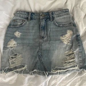 Hollister jeanskjol - Jättefinkjol från Hollister i storlek w23.   Säljer för 200 kr, kan hämtas i Kalmar eller skickas mot fraktkostnad. 