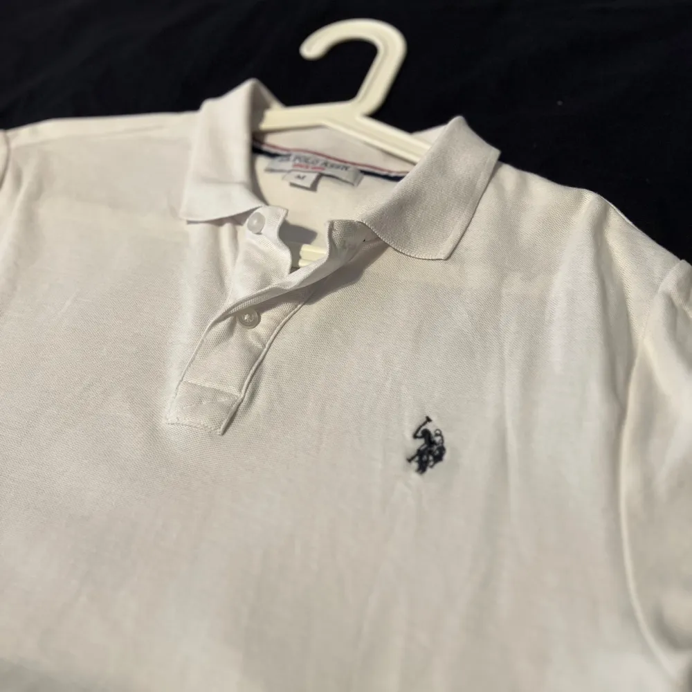 Vit pikétröja från U.S. Polo Assn till salu, Loggan är sydd EJ tryckt, Inga skador/slitage, Perfekt för vardagen och till finare tillfällen, PRIS KAN DISKUTERAS. T-shirts.