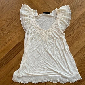 T-shit - Blus från lindex. Ett hål visat på sista bilden.