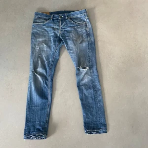 Dondup jeans George  - Säljer nu mina otroligt snygga dondup jeans.  Byxorna är i den snygga och trendiga modellen George. Jeansen är i blå färg och passar perfekt inför hösten. Jeansen är sprättade längst ner för att göra de lite längre