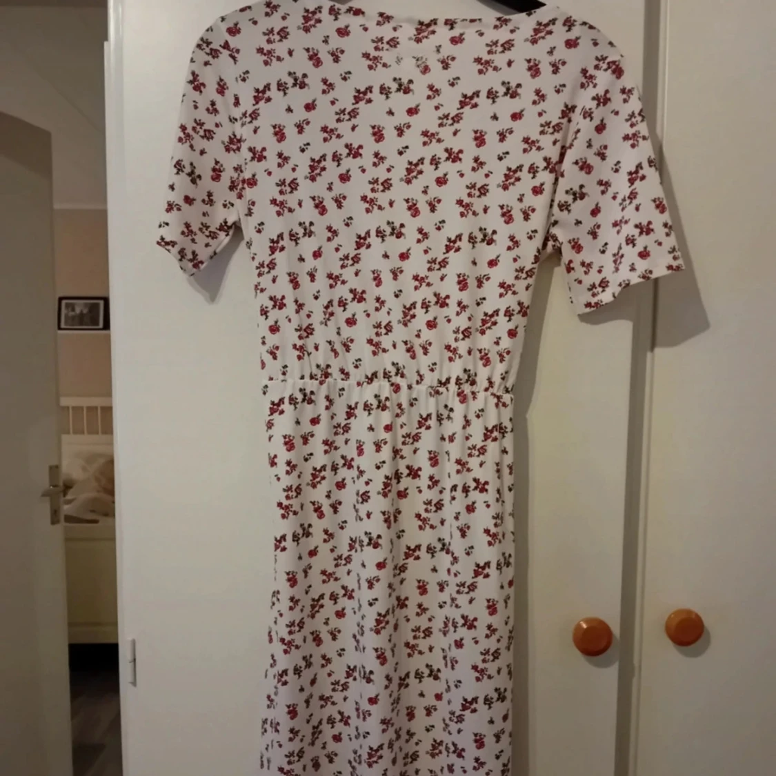 V-ringad vit och rosablommig klänning  - 91