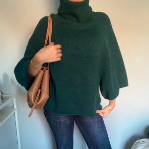 Stickad tröja - Stickad tröja från indiska. Storlek XS. Köpt för 600kr använt den 1 gång därav höga priset.