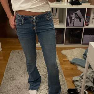 As snygga lågmidjade flare jeans, endast använda några få gånger och känns som nya!🫶🏼