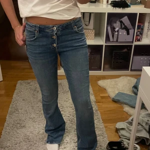 Lågmidjade flare jeans - As snygga lågmidjade flare jeans, endast använda några få gånger och känns som nya!🫶🏼
