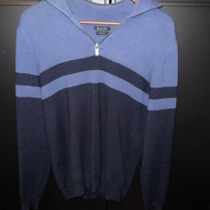 Massimo dutti - Fräsch zip up Skriv om ni har funderingar eller vill ha fler bilder.