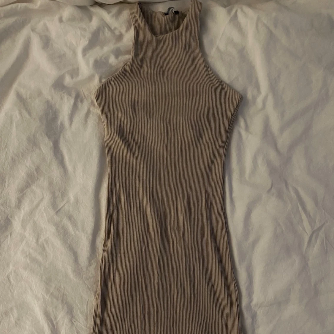 Ribbad ångklänning  - 91