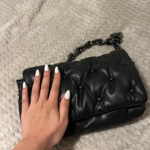 Kuddväska - Cool kuddväska från zara i helsvart! Mycket plats i den! Använt bara ca 3x! Vill sälja snabbt pris kan diskuteras! Frakt står jag ej för! 