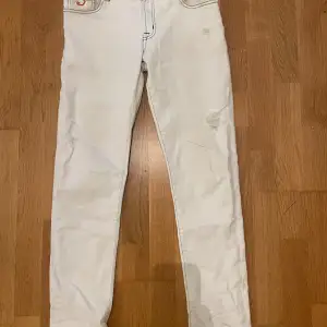 Ett par riktigt feta vita slim fit Jacob Cohen jeans. Storlek