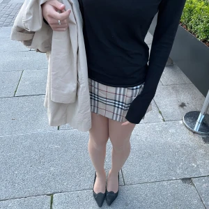 Burberry mini kjol - En burberry mini skirt i väldigt bra skick, i barnstolek men sitter som en xxs (32) hör av er vid frågor <3