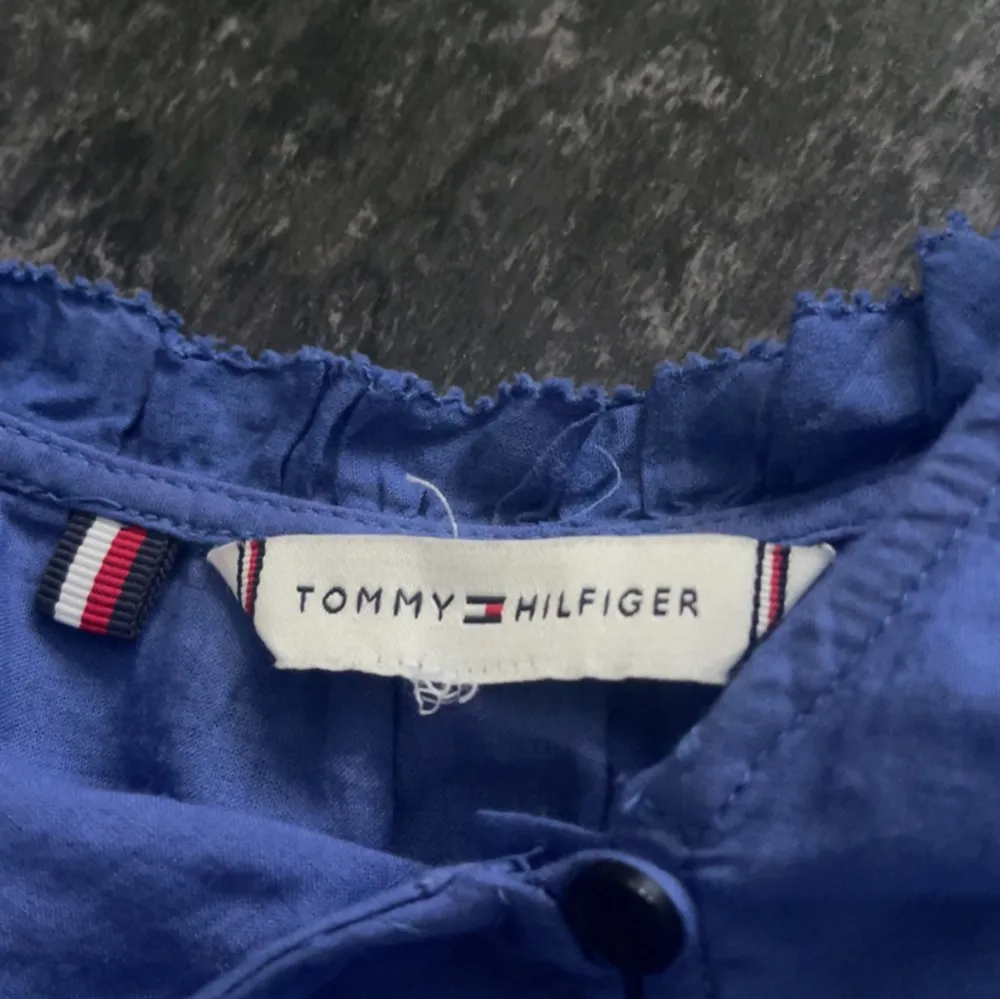 Blå tröja ifrån Tommy hilfiger💙 Köpte för inte så länge sedan och aldrig använt.  Står ingen storlek men skulle kunna säga att de är ungefär XS💙. T-shirts.