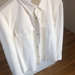 Overshirt Zara - Oanvänd overshirt från Zara i storlek M. Skicket är 10/10!