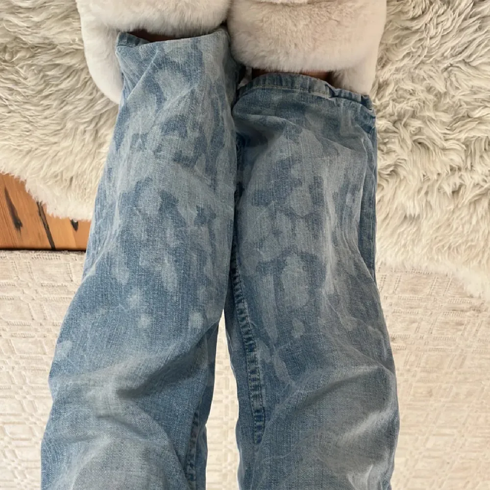 Lågmidjade jeans från Lee, jättecoola detaljer nedtill❤️ lånade bilder säljer för att jag inte använder dom så mycket, pris kan diskuteras vid snabb affär . Jeans & Byxor.