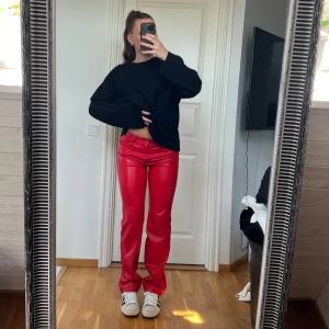 ❣️Röda skinnbyxor från zara ❣️ - Röda läderbyxor från zara, supersköna med innertyg, nyskick!! Perfekta till höst/vinter ❤️
