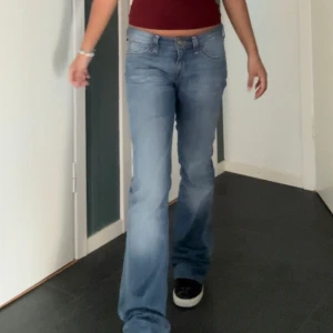 Lee jeans - Säljer mina super snygga lågmidjade bootcut byxor! Knappt använda. Har satt i skosnöre i midjan för att göra midjan justerbar 🙌🏽 midjemått: 36cm innerbenslängd: 80cm