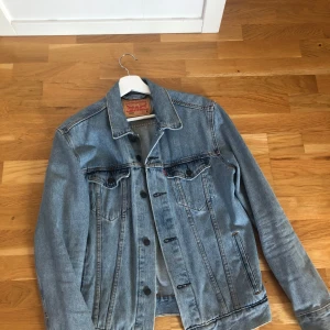 Levis jeansjacka  - Levis jeansjacka i storlek M. Skicket uppskattar jag till 8/10.