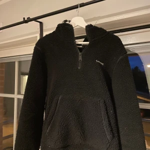 Fleece hoddie - Hej, säljer min schoot fleece hoddie då den inte kommer till användning längre. Den är i väldigt bra skick och är jättebekväm. Hör av dig om du har några frågor!