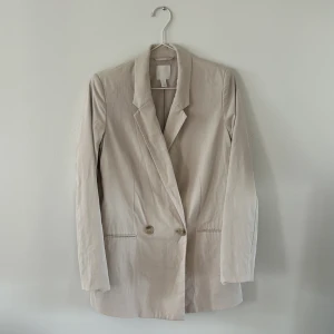 Kavaj H&M  - Beige kavaj från H&M. Större i passformen. Storlek xs.