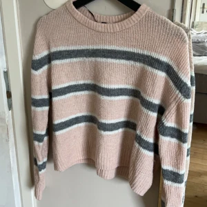 Jätte fin stickad  - Super fin och skön stickad tröja. 