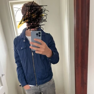 J.Lindeberg Field Jacket - Sällsynt J.Lindeberg Vintage Field Jacket. Utmärkt skick! Storlek M. Modellen är 181 cm lång och väger 67 kg. Skriv vid minsta lilla fråga eller fundering!