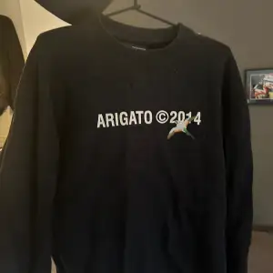 Den är i bra skick då den knappt är använd! Det är en arigato sweatshirt i Storleken Large. 