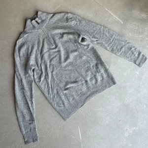 Ralph lauren half zip - Ralph lauren kashmir half zip. Storlek xs men är väldigt elastisk så passar dig som ofta har S. Pris 949kr