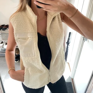 Teddy väst  - Fin Teddy väst i bra skick!! Perfekt till hösten bara som den är eller under en jacka:)🤩