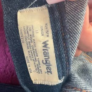 Säljer Jeans  - Jag hittade dessa fina byxor när jag rensade i min garderob dom är i storlek S/M de ser lite ut som på några av bilderna att dom är lite gröna men de är dom absolut inte min får skriva om ni vill ha mer bilder! Priset kan diskuteras!!!