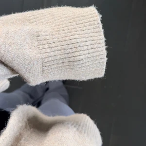 Kofta - En fin och mjuk brun kofta!!! Säljer då ja inte använder den tyvärr. 