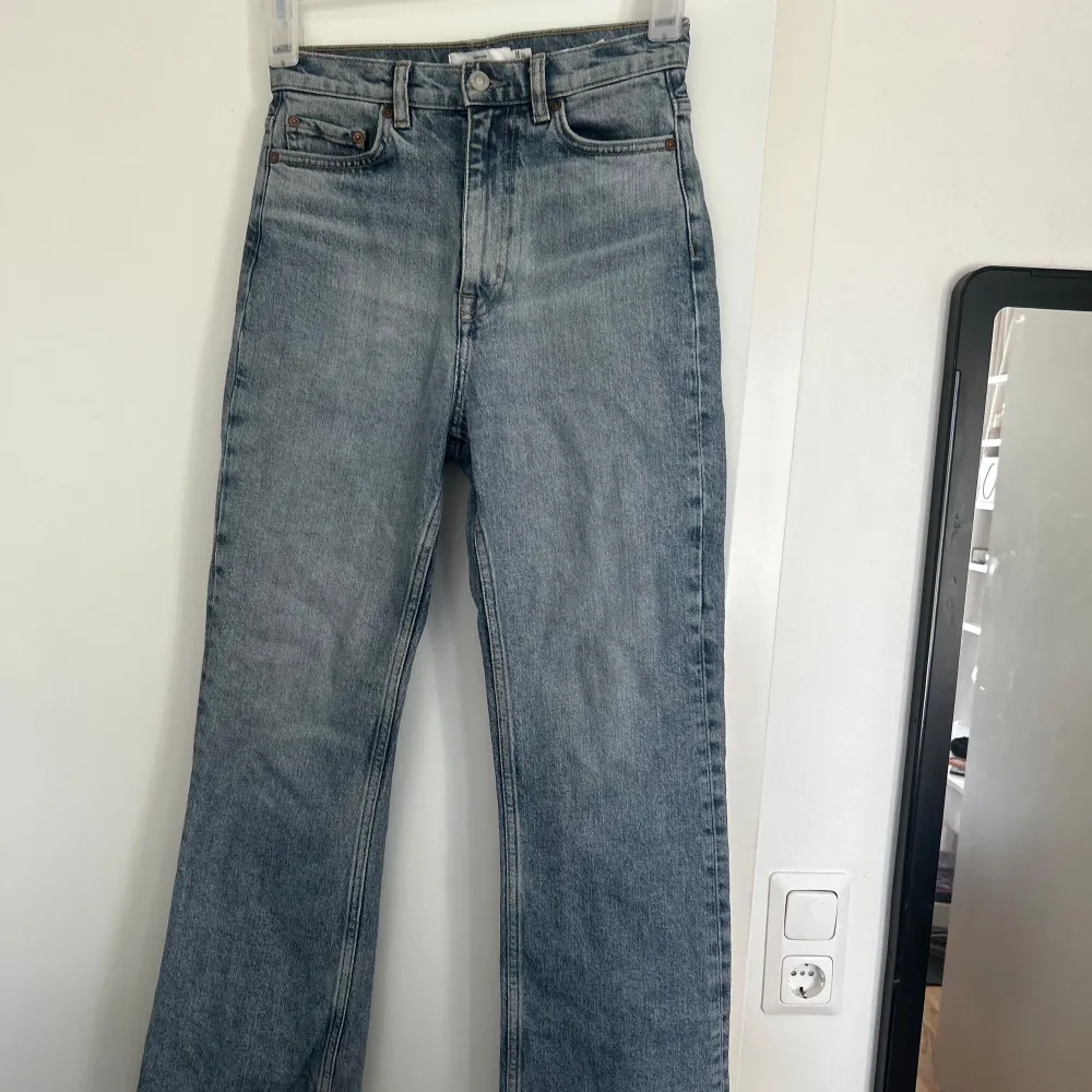 OBS första bilden från hemsidan är samma modell som mina men inte samma färg, dom jag säljer är samma modell fast ljusare!!! Utsvängda med hög midja, säljer pga för små! . Jeans & Byxor.