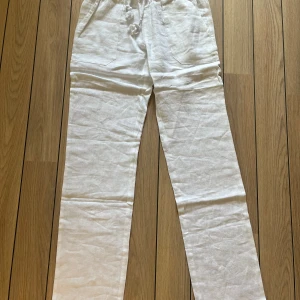 Vita linnebyxor Skagen clothing  - Byxorna är i storlek S och rätt långa i benen. De är helt nya och oanvända! Säljes pga att jag tyvärr är för kort. Modellen är lågmidjade och är köpta i februari 2024 🤩