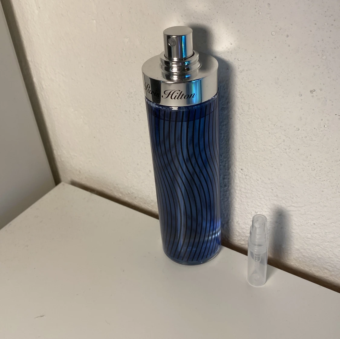 Gott luktande Paris Hilton for men blue bottle 2ml fruity frukt tropisk tropical