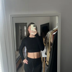 Svart långärmad, ribbad tröja från ASOS - Nästan aldrig använd, bra skick🥰