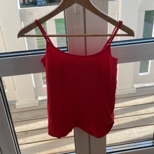 Rött linne - Rött linne som är i storlek L men sitter som M/S. 10/10 i skicket. Skriv privat för fler bilder och frågor 