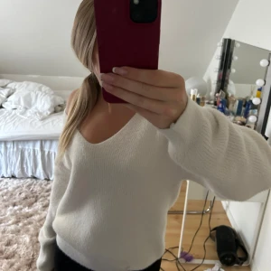 Stickad!! - Så fint tröja som är lite ”hårig” och superskön säljer då ja tyvärr måste rensa garderoben💓 på sista bilden visar jag vad jag menar med hårig💖