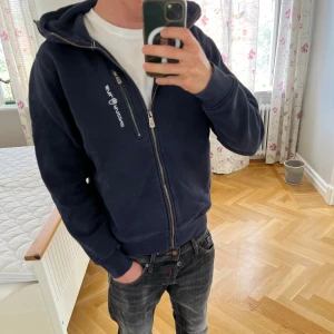 Sail racing zip hoodie - Tja! Säljer en sail racing zip hoodie i bra skick. Hör av dig vid frågar🙌 
