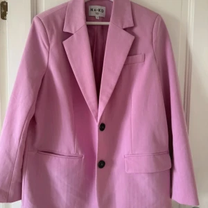 Rosa blazer  - Rosa blazer från nakd! Köpt för 699🩷 ocersize modell