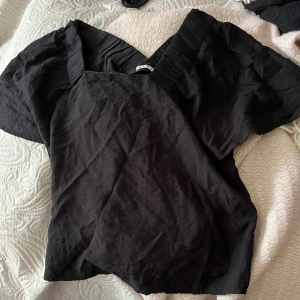 Svart blus - Super söt V-ringad blus ifrån Wera❤️