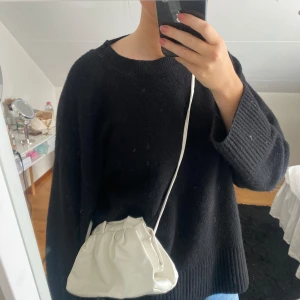 Axelremsväska - Vit axelremsväska, aldrig använd. 