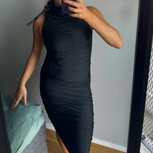 Svart tightklänning  - Svart tightklänning med fin textur och bra stretch. Använd endast en gång, som ny i skick!