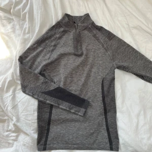 Asos träningströja storlek xs/s - Snygg helt oanvänd Asos compression shirt. Storlek xs/s men sitter som en S. Skriv gärna om du har några frågor eller vill ha fler bilder👍 